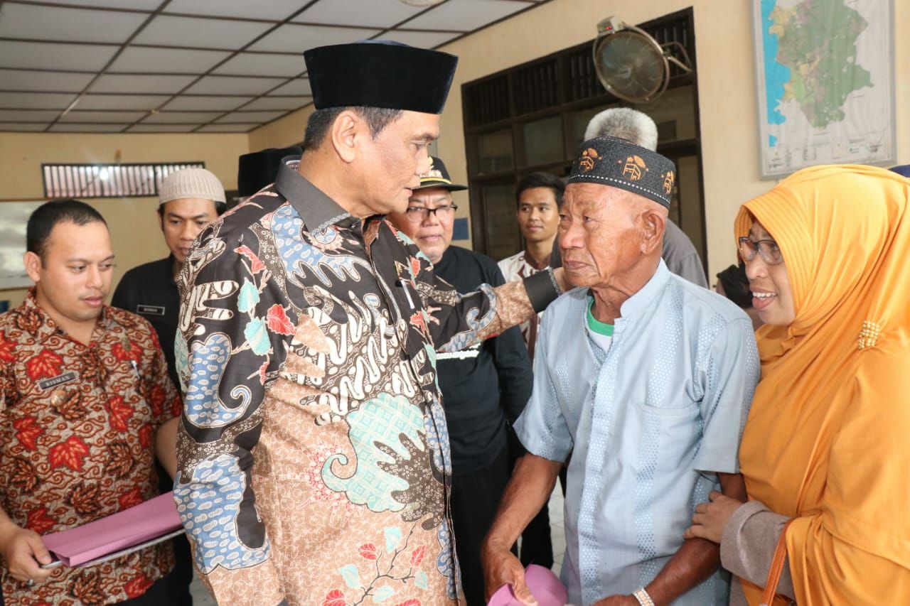 Kunjungi Korban Kebakaran di Palanro, Suardi Saleh Serahkan Bantuan & Semangati Warganya.