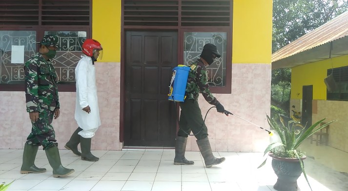 Tim Nasdem Peduli, Satgas Kesehatan TMMD dan Puskesmas Palakka Kompak Lakukan Disinfektan Cegah Covid-19