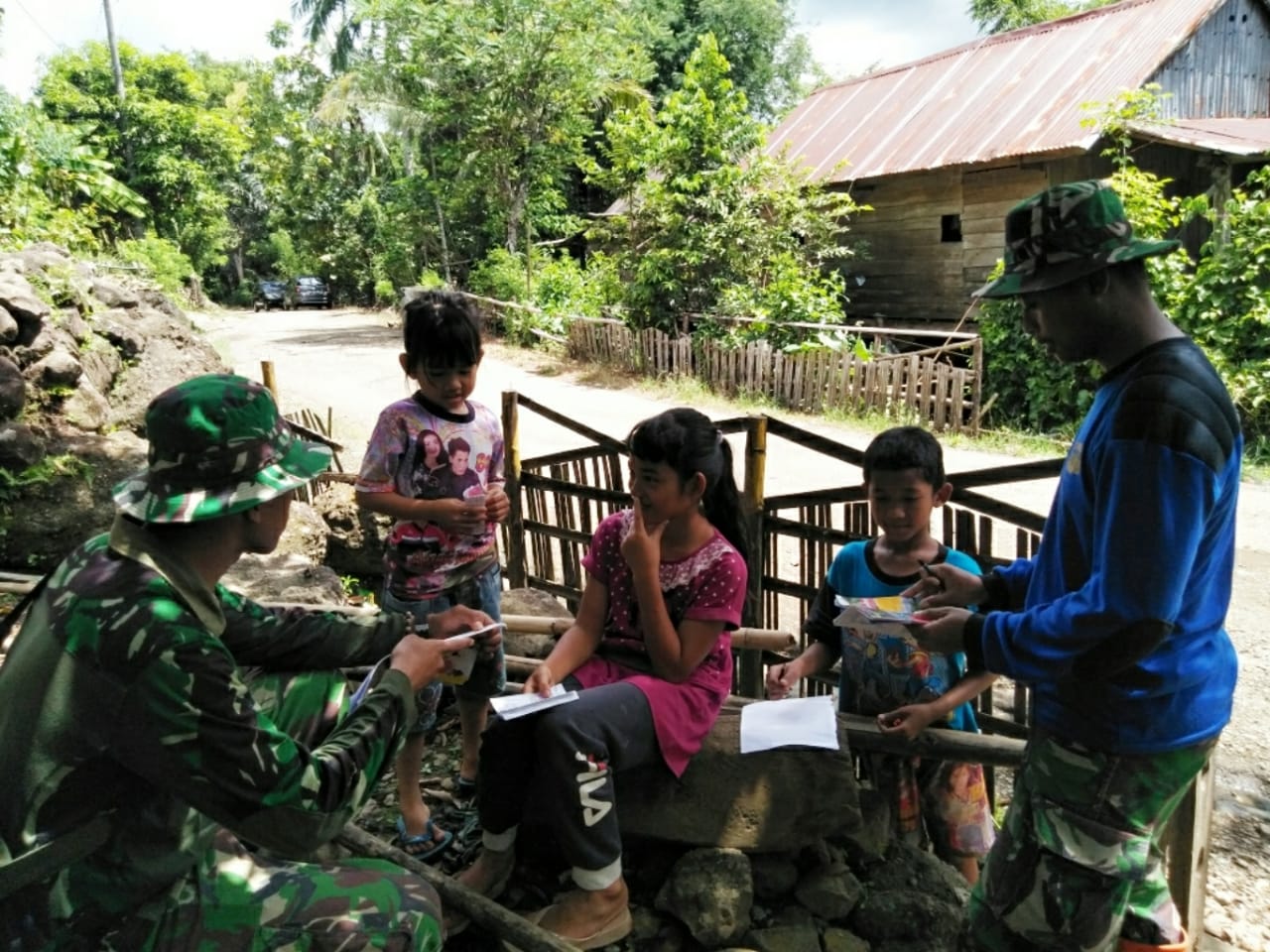 Satgas TMMD 107 Kodim Mallusetasi Disela Kesibukan, Jadi Guru Bagi Murid-Murid SD Pange