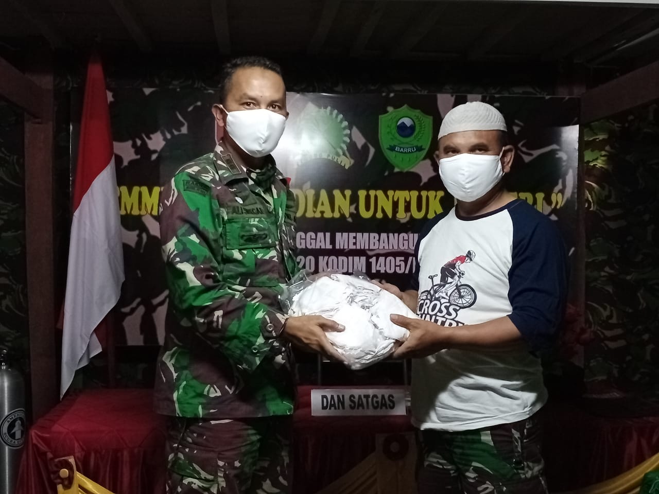 Dansatgas TMMD Bagikan Masker, Pekerjaan Sasaran TMMD Jalan Terus