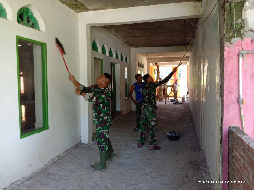 Satgas TMMD 107 Sasar Tempat Ibadah, Bersihkan dan Cat Mesjid Baitul Izza Pange