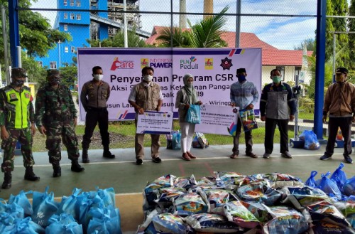 PLN, Indonesia Power dan KSR PMI POLTEK Ujung Pandang Bagi Ratusan Sembako di Barru