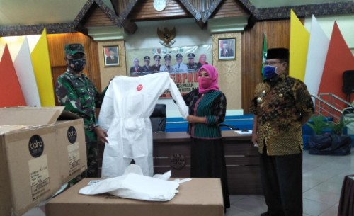 Dandim 1405/Mallusetasi Serahkan Bantuan APD Untuk Tim Medis Parepare