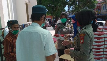 Jumat Berkah, Bhayangkari Cabang Barru Bagikan Nasi Kotak Untuk Jamaah Jumat