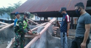 Bersama Warga, Babinsa Koramil 1405-05/Mlts Karya Bakti di Pasar Lama Palanro