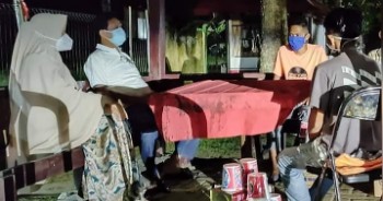 Malam Hari, Bupati Barru dan Istri Sempatkan Diri Beri Semangat Warga yang Dikarantina