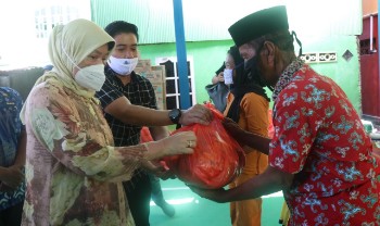 Berkunjung ke Pulau Puteangin, Selain Salurkan Bantuan Hasnah Syam Juga Serap Aspirasi Warga