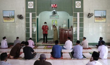 Salat Jumat di Masjid Babussalam Pudee, Bupati Barru Ajak Masyarakatnya Terus Waspada