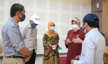 Anggota DPR RI Bantu Alat Rapid Test di RSGM Unhas, Dekan FKG Puji Hasnah Syam