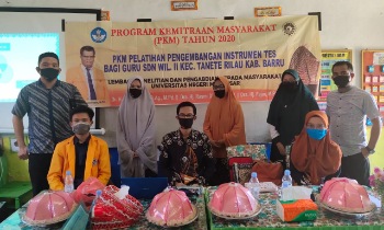 Dosen UNM Dampingi Guru-Guru SD di Tanete Rilau Pelatihan Membuat Intrumen Tes