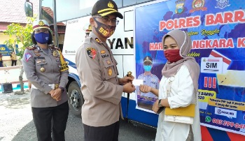 Dapat SIM Gratis Dari Kapolres Barru, Gadis Desa Lempang Mengaku Senang