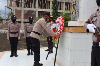 Teladani Semangat Pejuang, Momen Sambut Hari Bayarangkara Jajaran Polres Barru Ziarah ke TMP