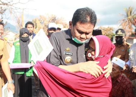 Tangis Haru dan Pelukan Bahagia Korban Kebakaran Palanro Pada Bupati Barru