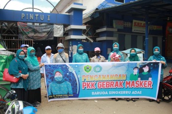 Ketua PKK Barru Sisir Pasar Mattirowalie Bagikan Masker