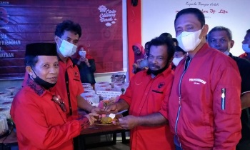 PDIP Barru Rayakan Ultah dengan Berbagi