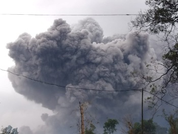 Gunung Semeru Kembali Keluarkan Awan Panas Guguran Sejauh 4,5 Kilometer