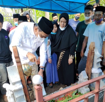 Ipar Kepala Bapenda Barru Meninggal Akibat Gempa, Bupati Mensalatkan Hinggi Mengantar ke Pemakaman