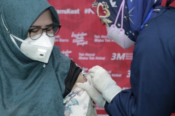 Mulai Hari Ini, Nakes RSUD Barru Divaksin, Kepala RSUD Harap Pro Aktif