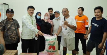 Kunjungi Korban Kebakaran di Kessie, Anggota Komisi V Serahkan Bantuan