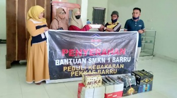 Peduli, Osis SMKN 1 Barru Serahkan Bantuan Pada Korban Kebakaran di Kessie