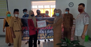 OSIS SMKN 1 Barru Peduli Pengungsi Sulbar, Ini Bantuan yang Diserahkan