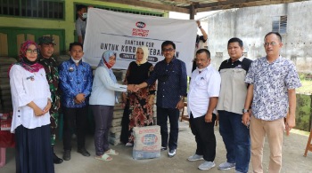 Peduli ,WAG FDKB Bantu 500 Zak Semen Bosowa untuk Korban Kebakaran