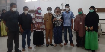 Pemdes Desa Siddo Serahkan Administrasi Kependudukan dan BPJS Gratis untuk Penderita Hidrosefalus