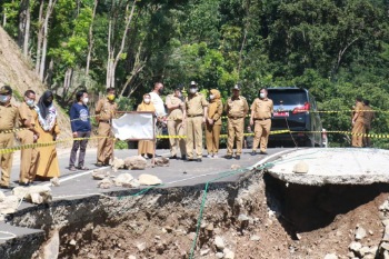 Hari Perdana Bertugas, Bupati dan Wabup Barru Tinjau Lokasi Jalan Longsor di Desa Kamiri