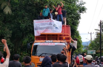 Aliansi Pemuda Tanete Riaja dan Gapembar Tuntut Pemprov Sulsel Perbaiki Jalan Rusak