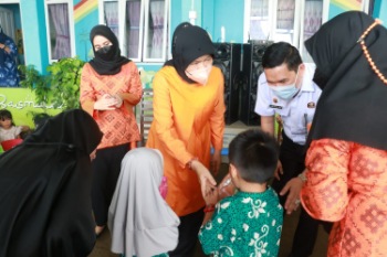 Didampingi Kadis Pendidikan Barru Bunda PAUD Kunjungi PAUD dan TK di Siddo