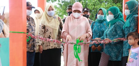 Ketua TP. PKK Barru Hj. Hasnah Syam Resmikan Penggunaan Kantor PKK Desa Tompo