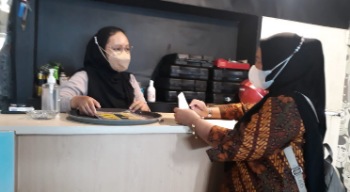 Sanitarian Puskesmas Padongko Edukasi Penjual Jajanan Angkringan di Pantai
