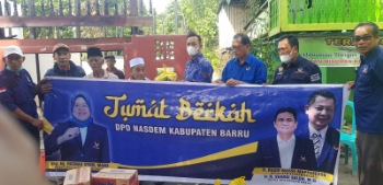 Bersama Pengurus, Ketua Fraksi Nasdem DPRD Barru Serahkan Sembako untuk Korban Kebakaran di Mangkoso
