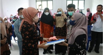 Peduli Bidan Dipelosok, Ketua TP PKK Barru Berikan Kendaraan Roda Dua