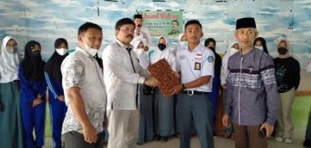 H.Muh.Aras Anggota DPR RI F PPP Salurkan Bea Siswa Pendidikan di Barru