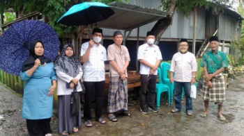 KKDB Serahkan Bantuan untuk Korban Kebakaran di Mangkaso