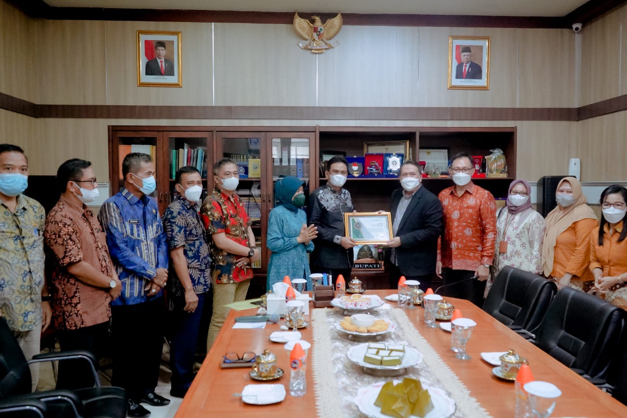 Terbaik Dalam Pelayanan Kesehatan,Bupati Barru Terima Penghargaan Dari BPJS Pusat