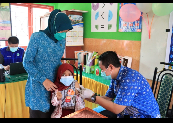 Pantau Vaksinasi Anak, Hasnah Syam Ucapkan Terima Kasih Khusus Pada Orang Tua