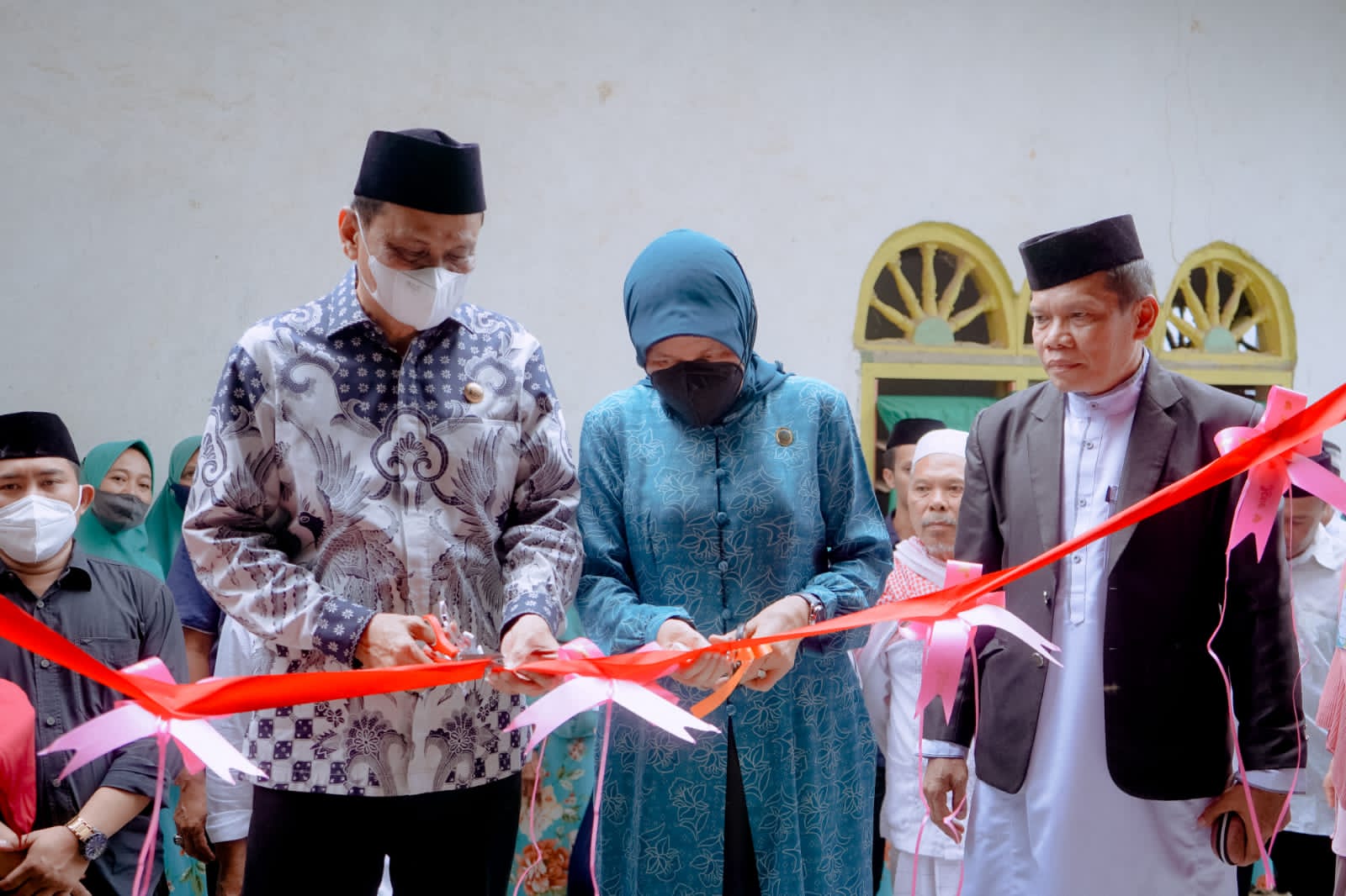 Bupati Barru didampingi Ketua TPP PKK Barru Resmikan Masjid Ilmal Yakin Maddo
