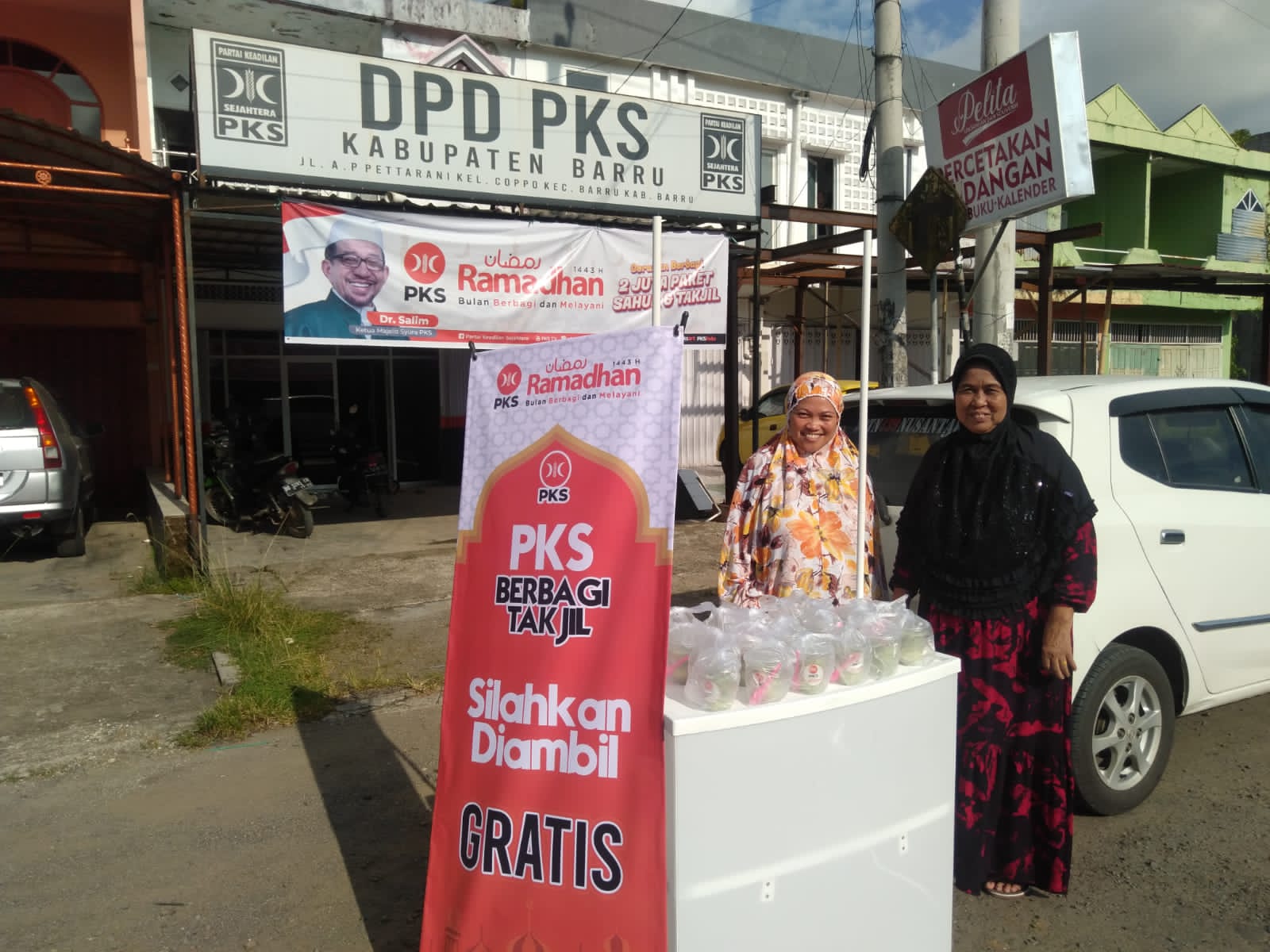 Tiap Pekan Selama Ramadhan,DPD PKS Kab.Barru Berbagi Takjil Gratis Kepada Pengendara