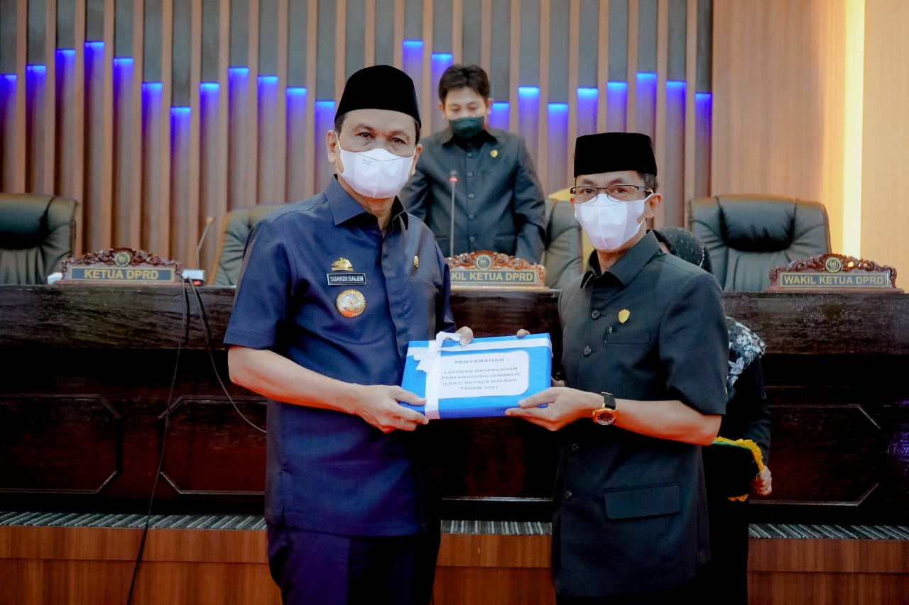 Sidang Paripurna DPRD Barru,Bupati Barru Serahkan LKPJ 2021 Ke Ketua DPRD