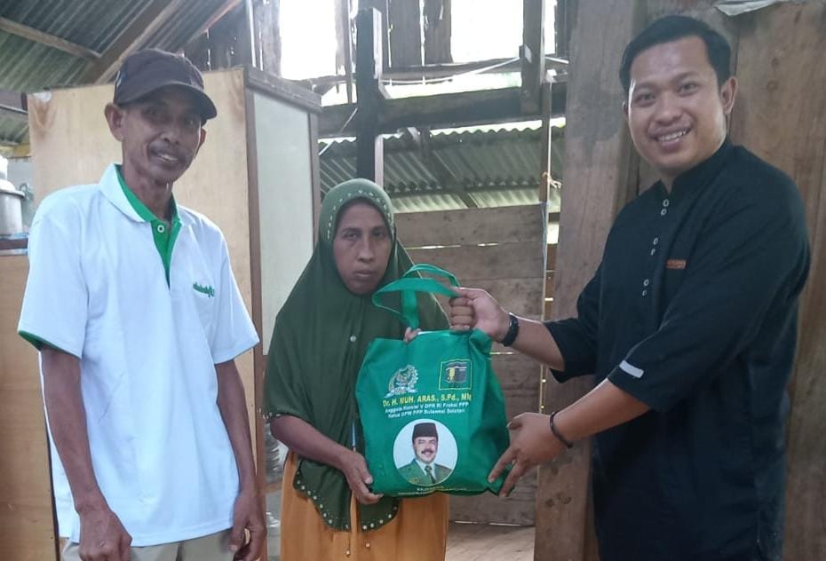 Anggota DPR RI Komisi V Salurkan 200 Paket Sembako Ramadhan Di Barru