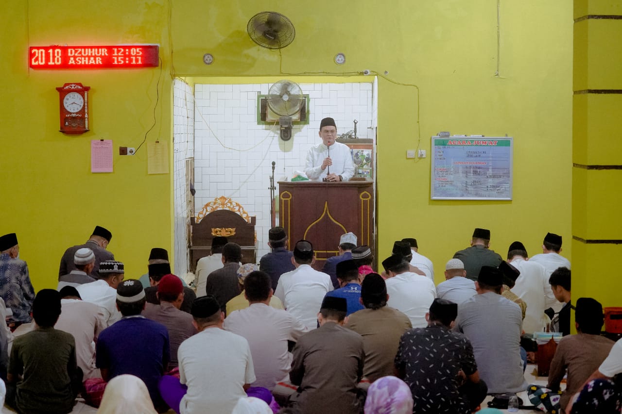 Shalat Tarwih Di Masjid Al Ikhlas Gempunge, Suardi Saleh Serahkan Bantuan Syiar Islam
