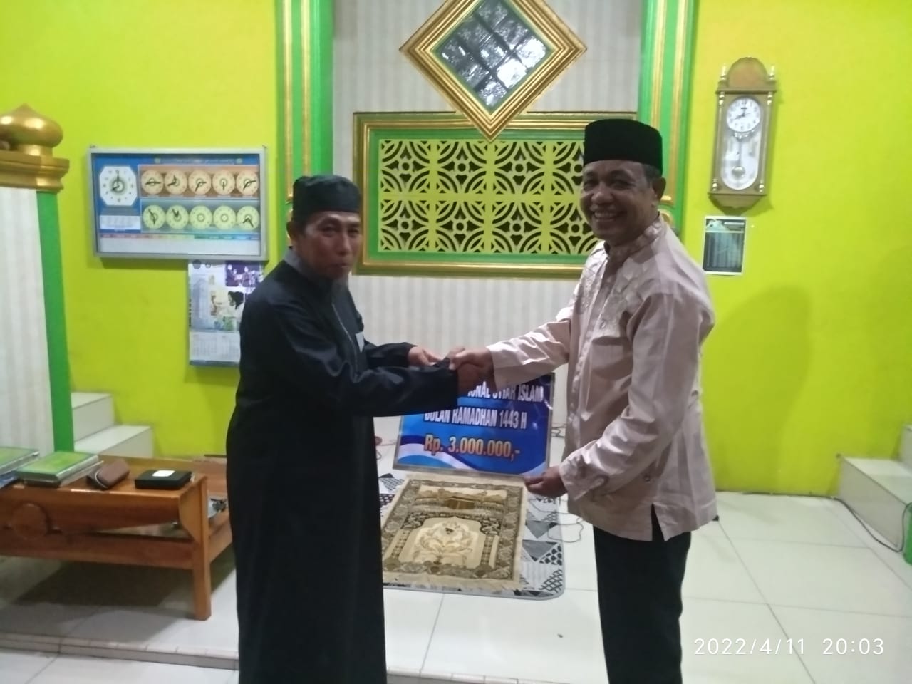 Tarwih Wabup Barru Di Masjid Muhajirin Desa Lipukasi, Ajak Jamaah Taat Prokes Dan Himbauan Vaksin