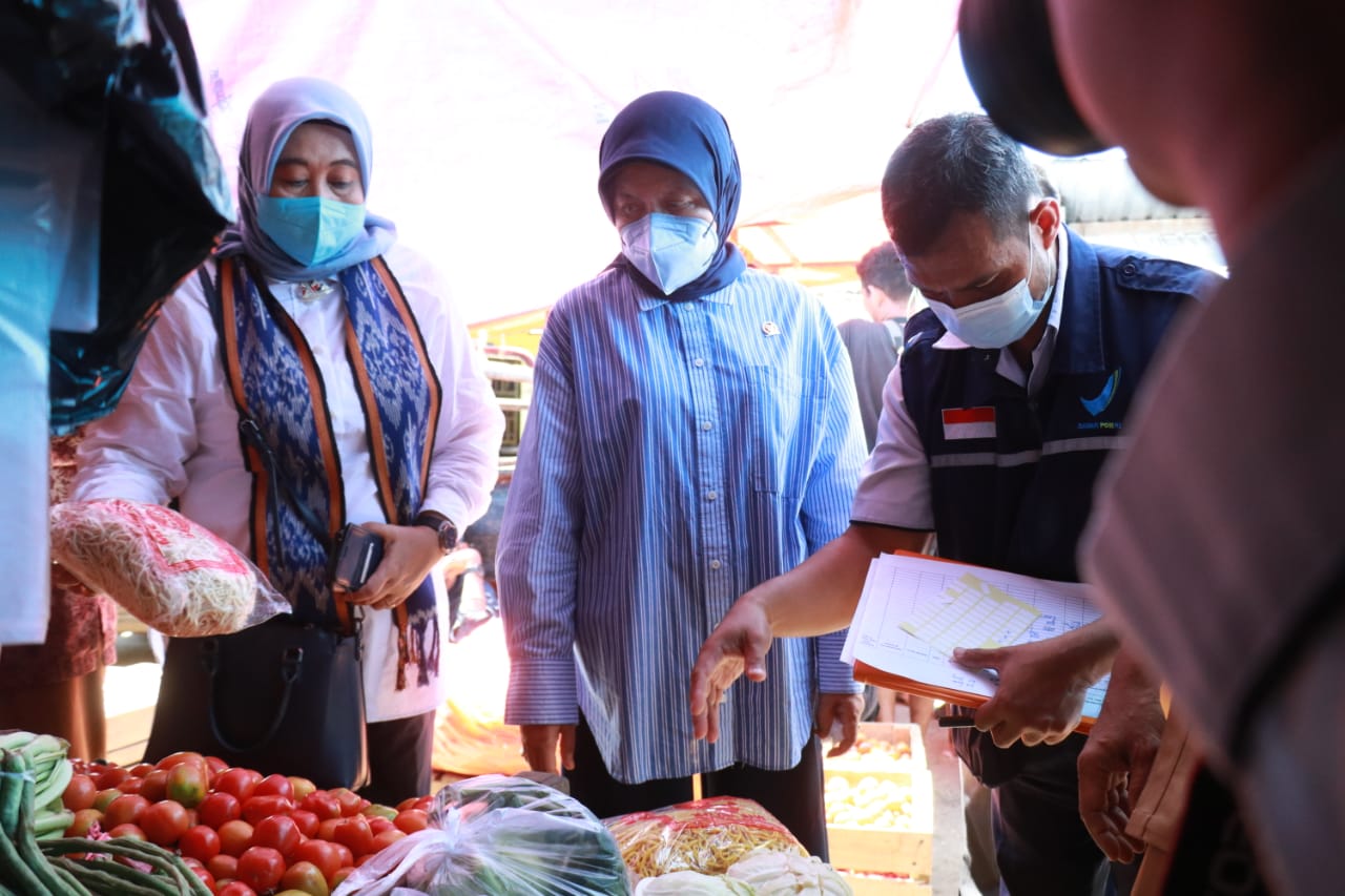 Anggota Komisi IX DPR RI Dan BPOM Pantau Pasar Mattirowalie Terkait Bahan Makanan Layak