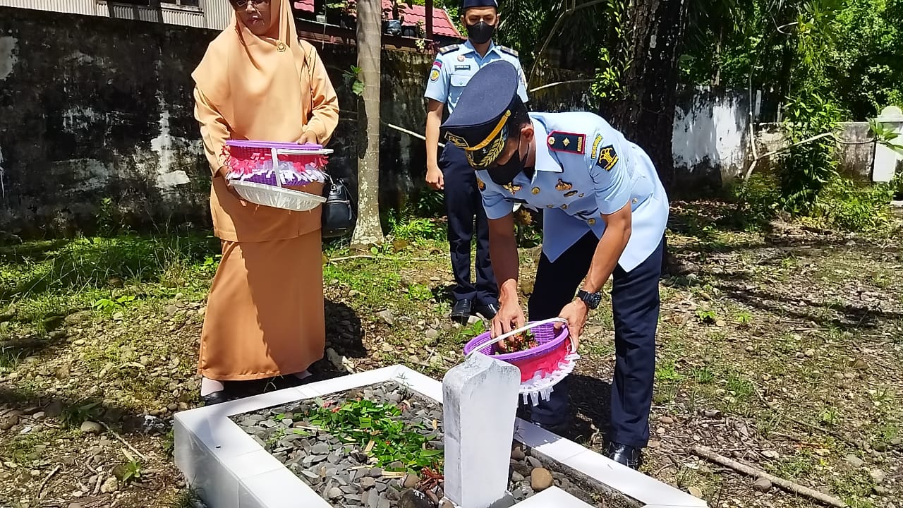 Hari Bakti Pemasyarakatan ke-58, Jajaran Rutan Barru Tabur Bunga di TMP Barru