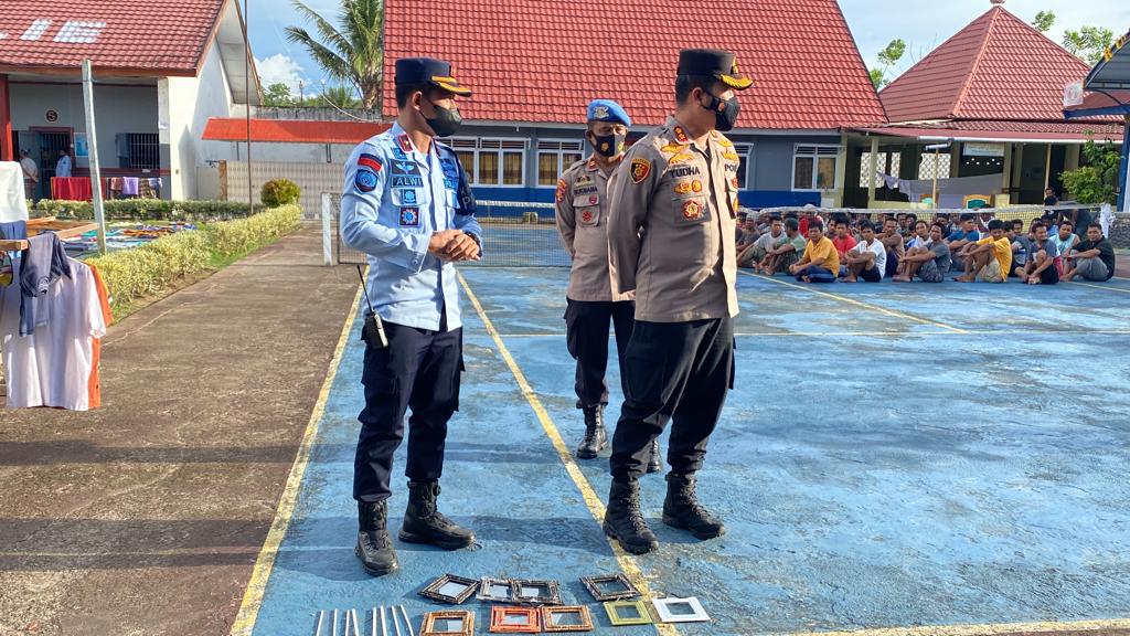 Kapolres Dan Tim Gabungan Periksa Halinar di Kamar Rutan Barru