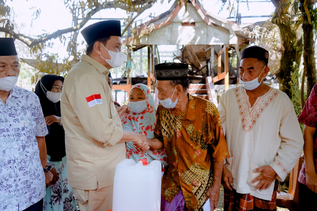 Bupati Barru Serahkan Bantuan Kebakaran Di Maddo