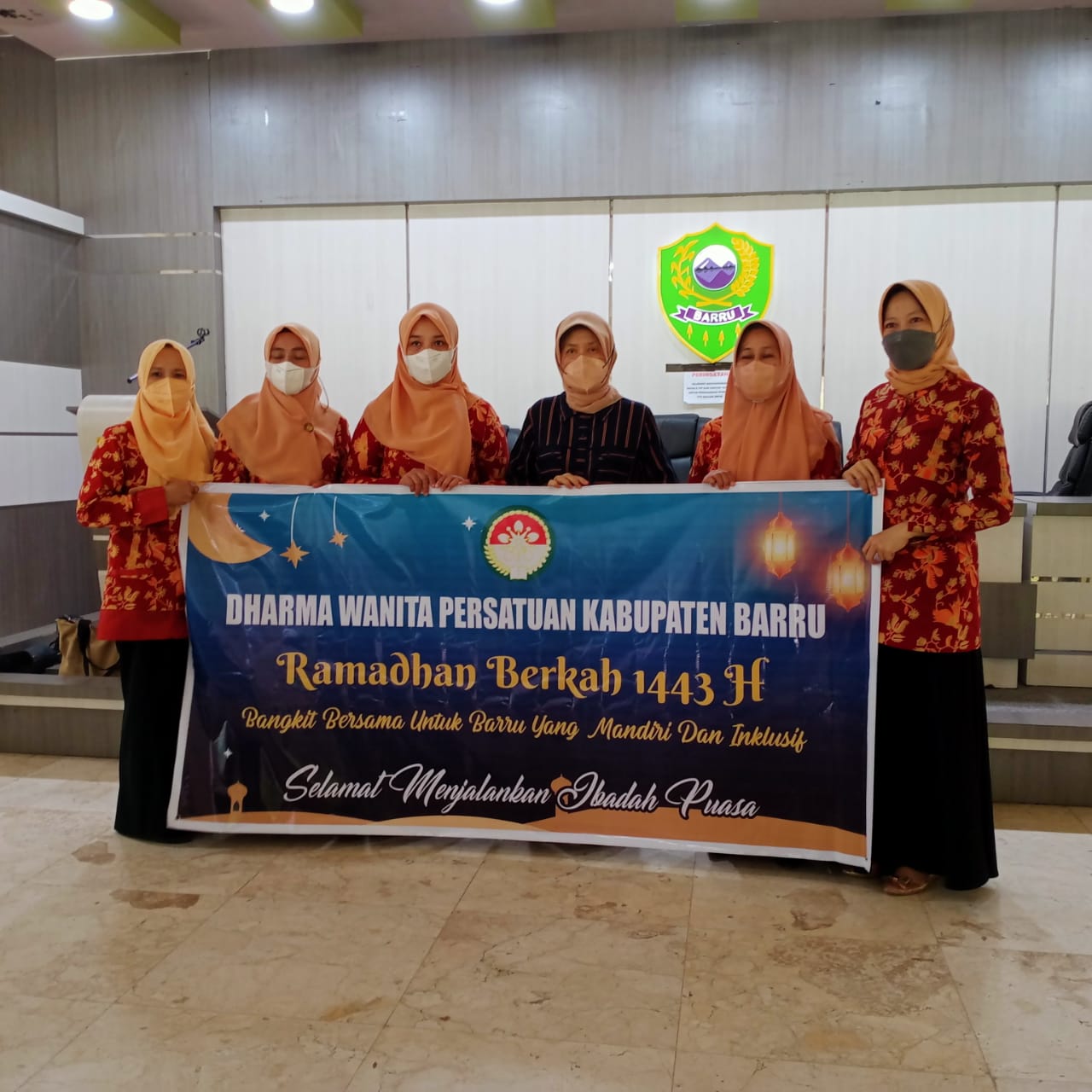 Hasnah Syam Berbagi Sembako dengan Tukang Becak Dibersamai Ketua Darma Wanita Persatuan,Pokja Bunda Paud, Dekranasda serta Perwosi