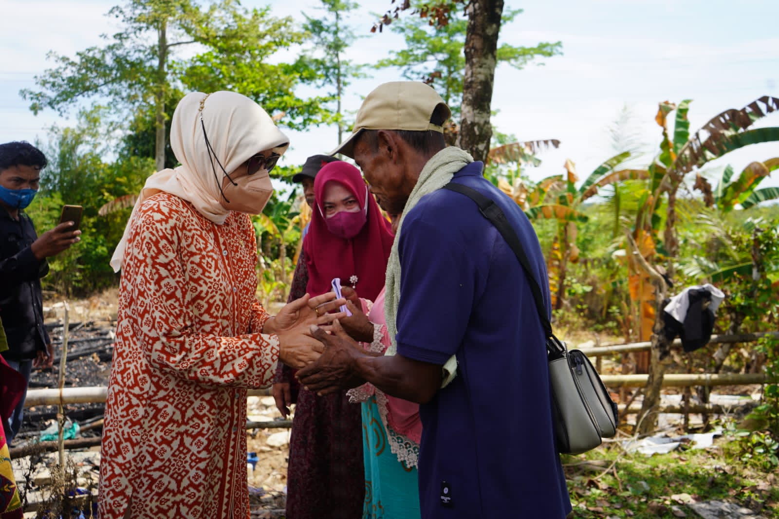 Hasnah Syam Kunjungi Korban Kebakaran Dan Serahkan Bantuan